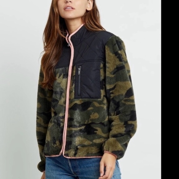 Rails Wesley Front Zip Faux Fur Jacket in Green Camo Black - Picture 1 of 2